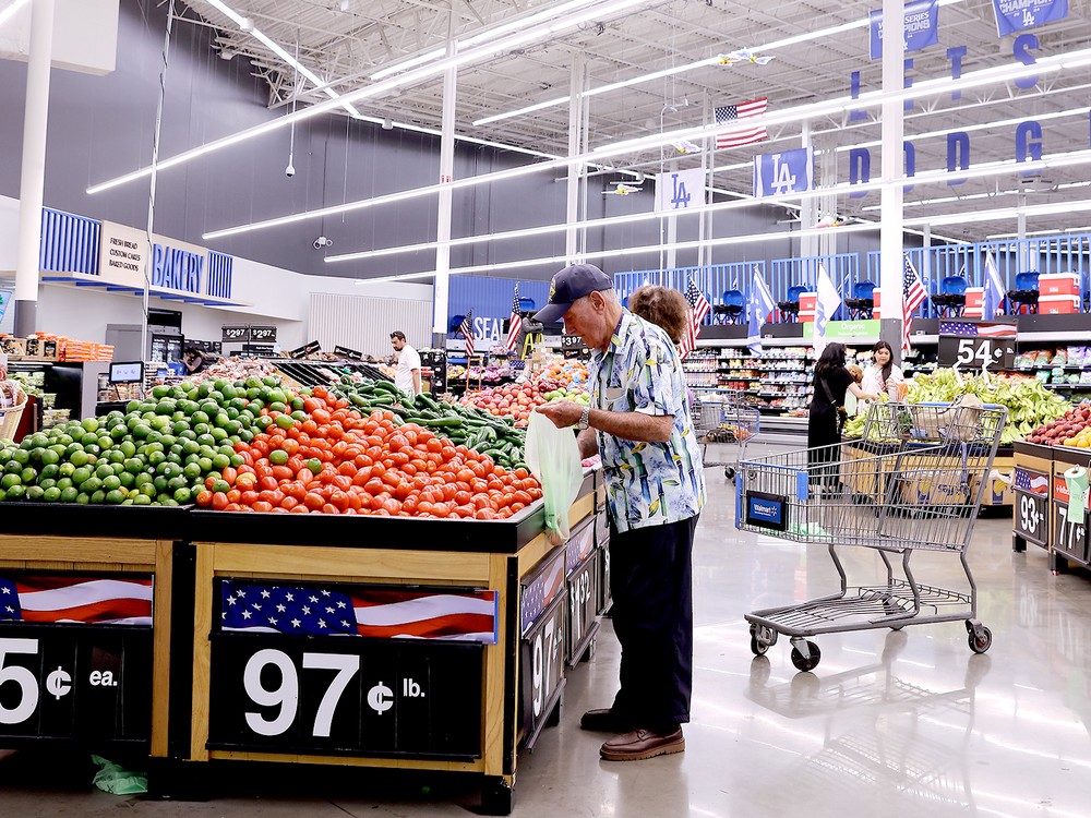 顾客在美国加利福尼亚州洛杉矶县一家沃尔玛商店内采购商品。