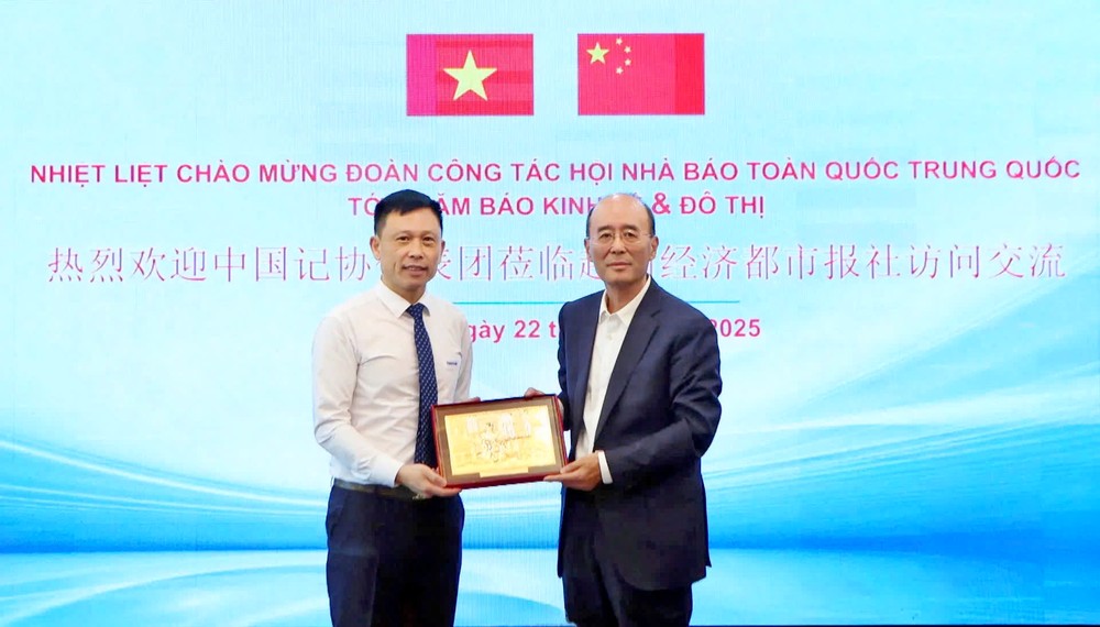 阮成利总编辑向刘思扬副主席赠送纪念礼物。