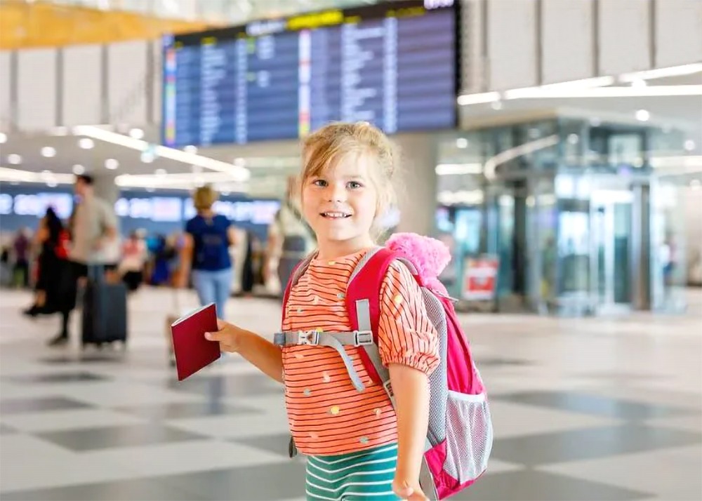 如何授权他人带孩子出国？