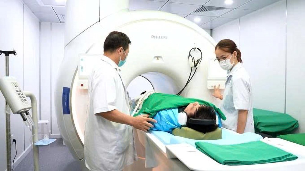 大水镬医院医生准备为病人进行CT 扫描。