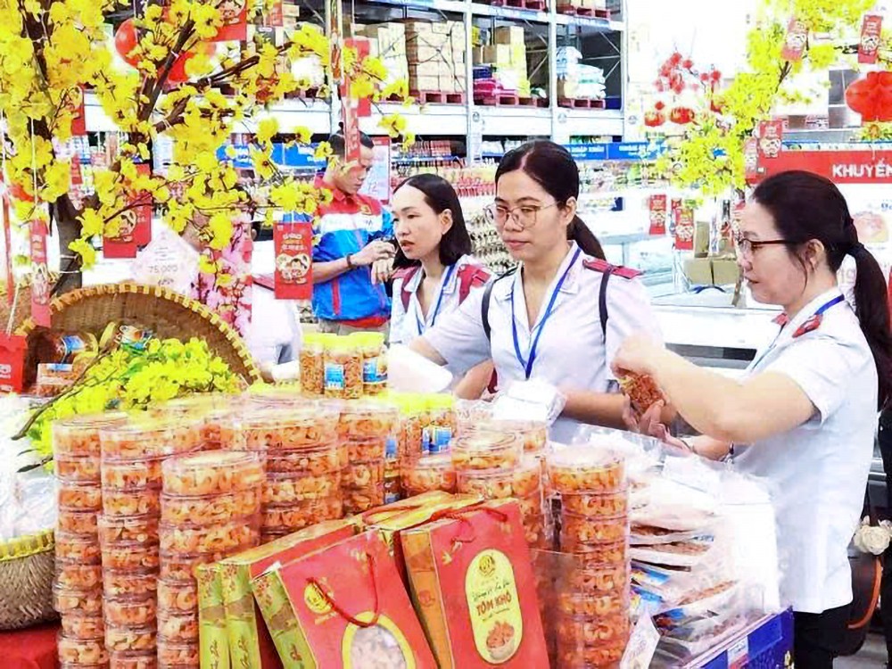 职能机关检查食品质量。