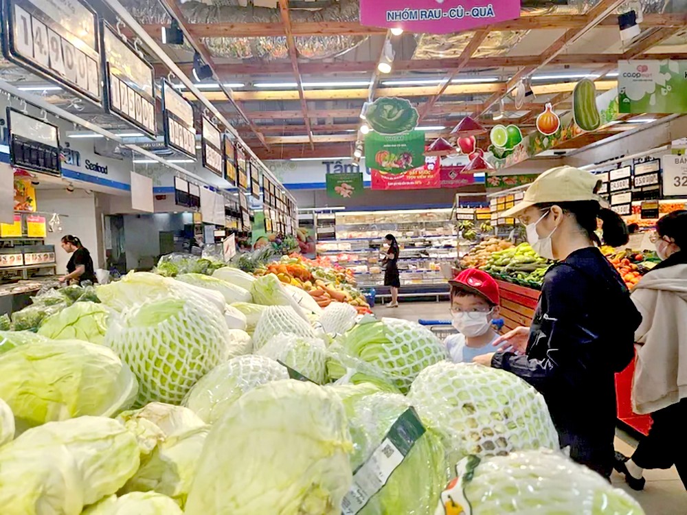 超市内贴有“责任绿色勾号”的产品。