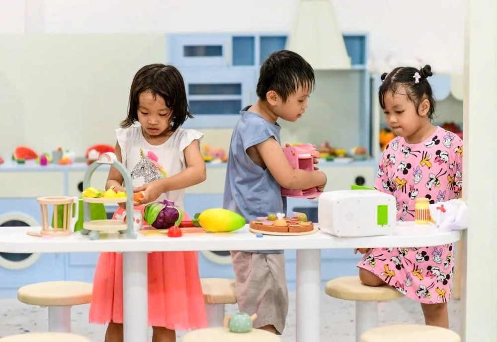 守德市少儿在游乐区玩耍。