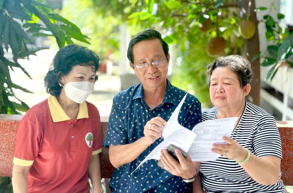 高龄长者在第十二郡新兴顺坊做免费体检。