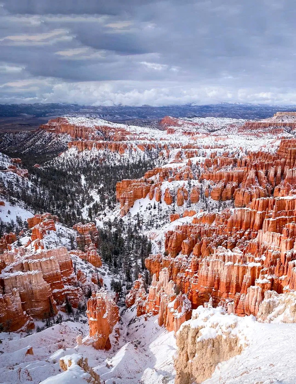 美国布莱斯峡谷国家公园冬季的美景。