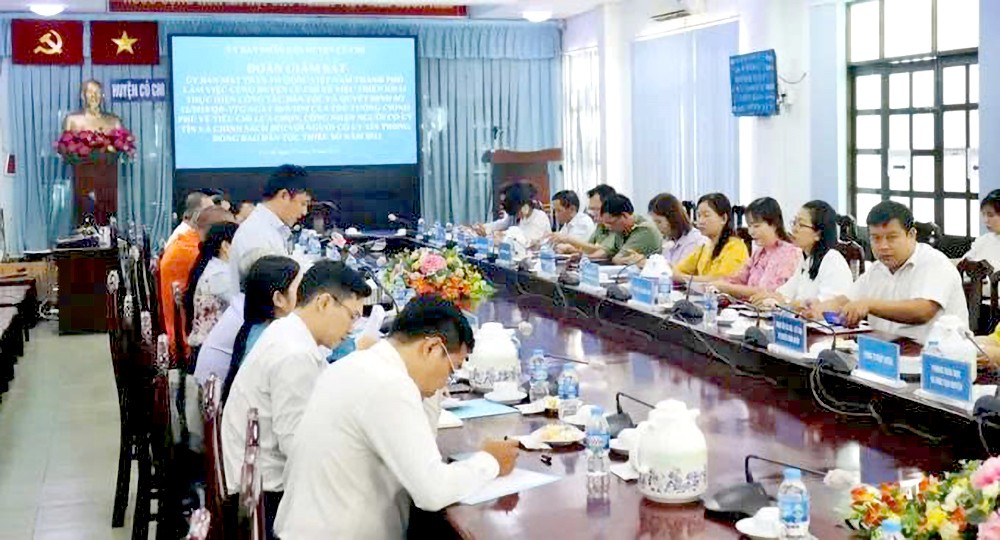 市越南祖国阵线委员会监察古芝县民族与宗教工作。