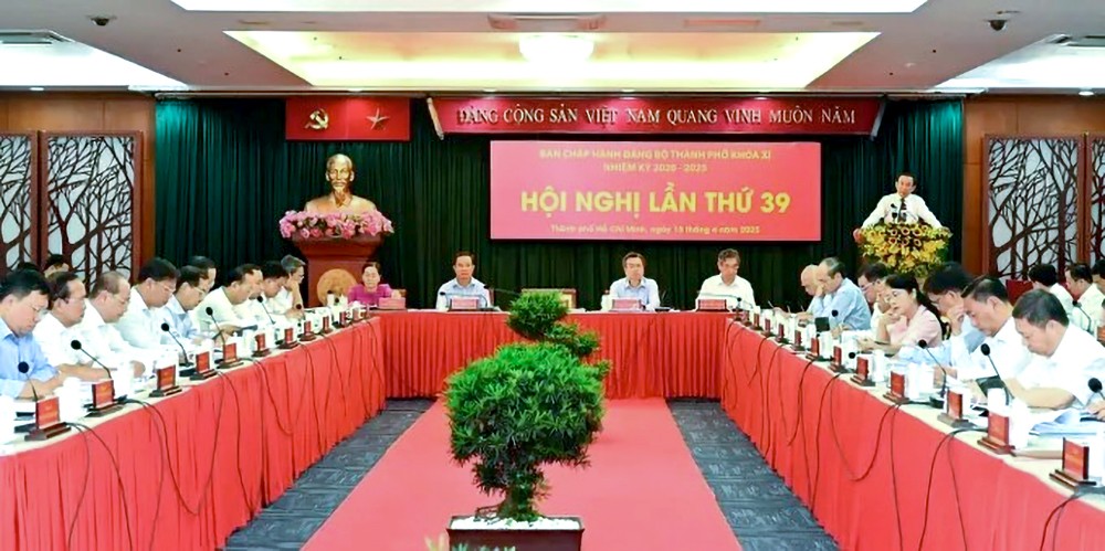 第十一届本市党部执委会第三十九次会议已贯彻党中央政治局的第45号《指示》内容。