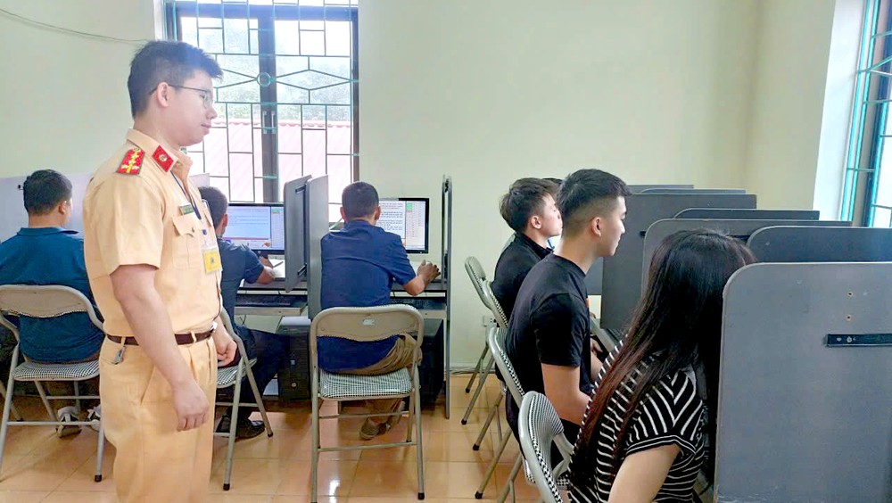 交警组织驾照考核。