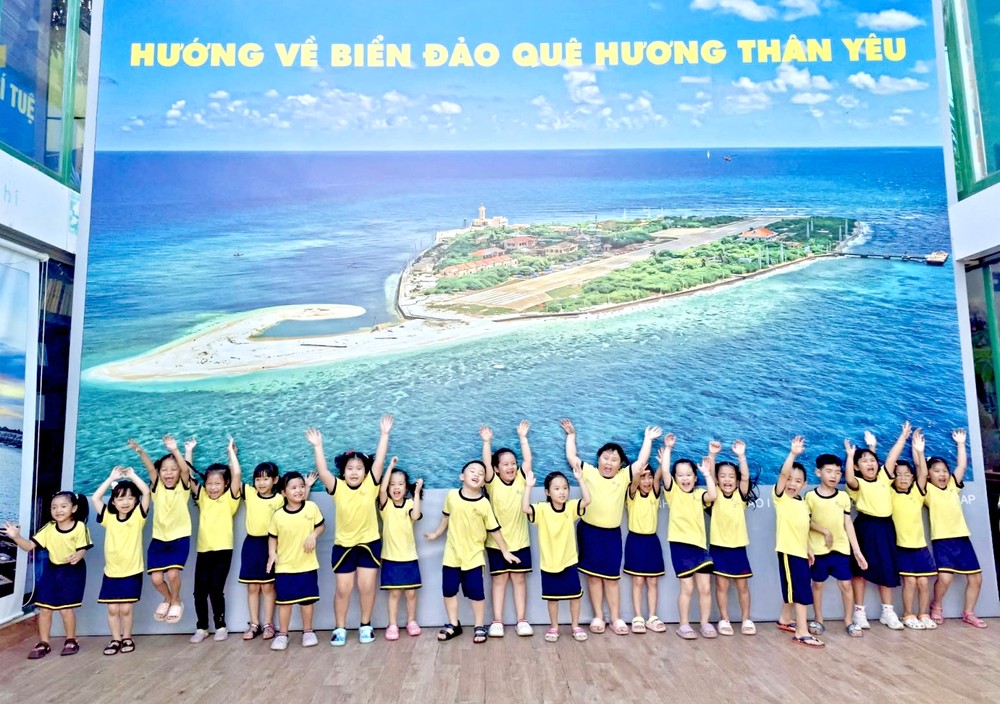 2025 年“迎夏周”在守德市书香街举行