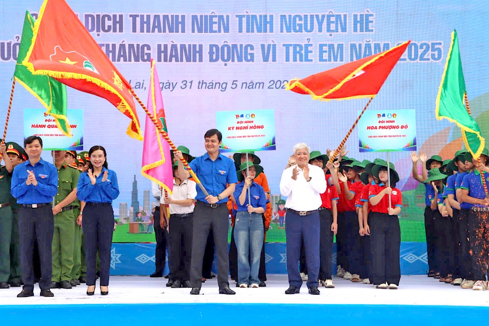 越南祖国阵线中央委员会主席杜文战向胡志明共青团中央书记处颁发旗帜。