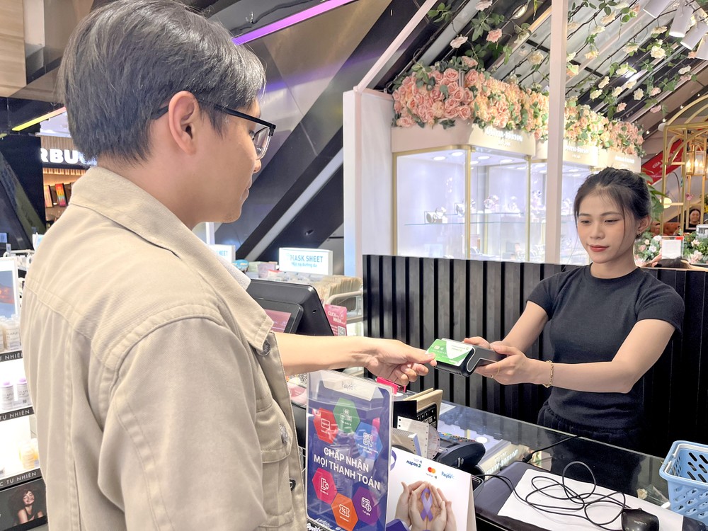 经营户使用收银机为顾客开具电子发票。