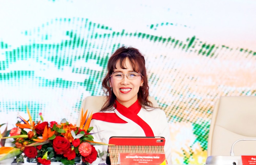 越捷航空董事长阮氏芳草博士在大会上发表讲话。