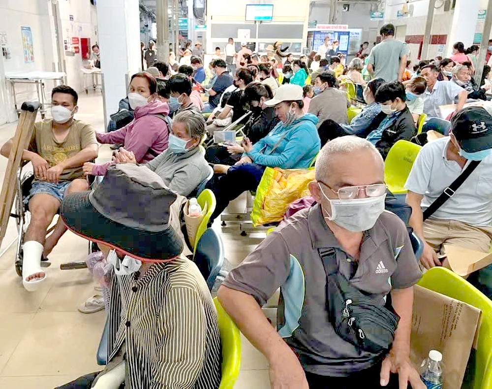 民众在创伤矫形医院等候医保诊疗。