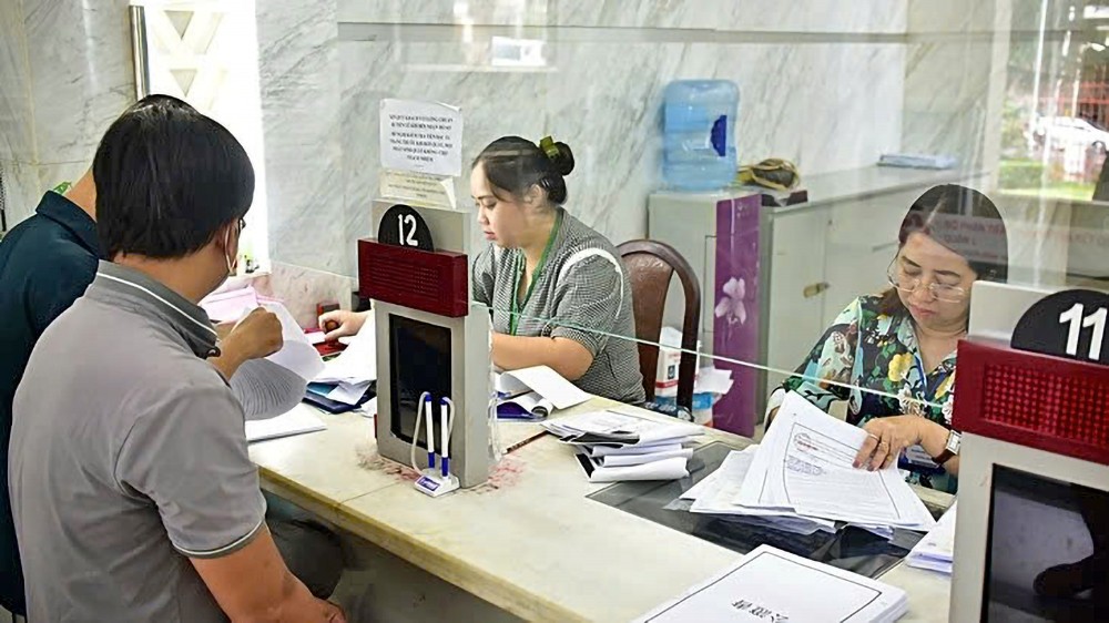 民众正在办理副本认证手续。