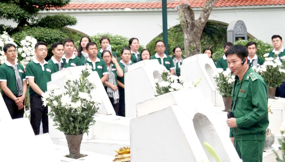 年轻人在河靖省同禄三岔路口遗迹区聆听关于青年突击队英勇牺牲的讲解时感动不已。