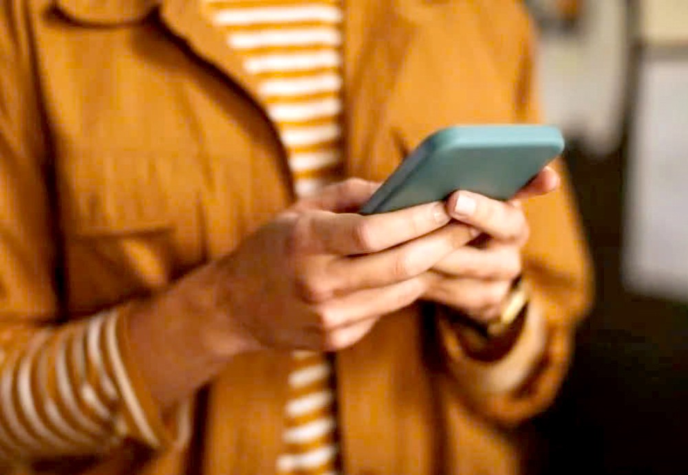 过度使用手机影响身心健康。