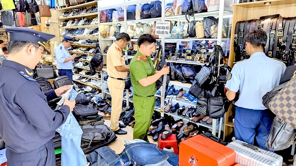 安江省跨部门检查组在隆川市中心一家商店检查时，发现并查获大量来历不明的货物。