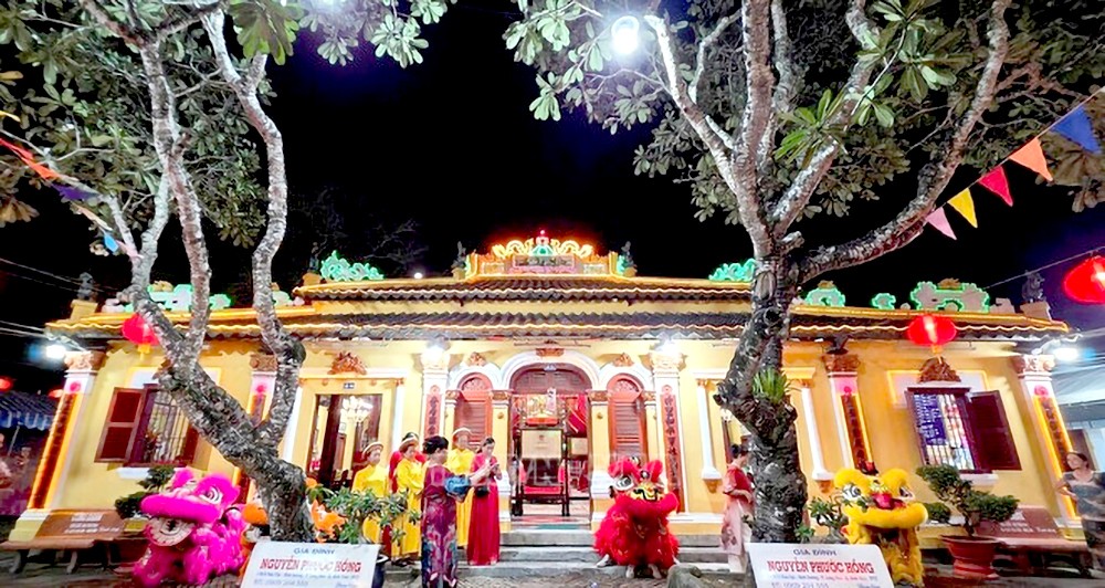 平水祠堂正门展现出独特的古老建筑风格。