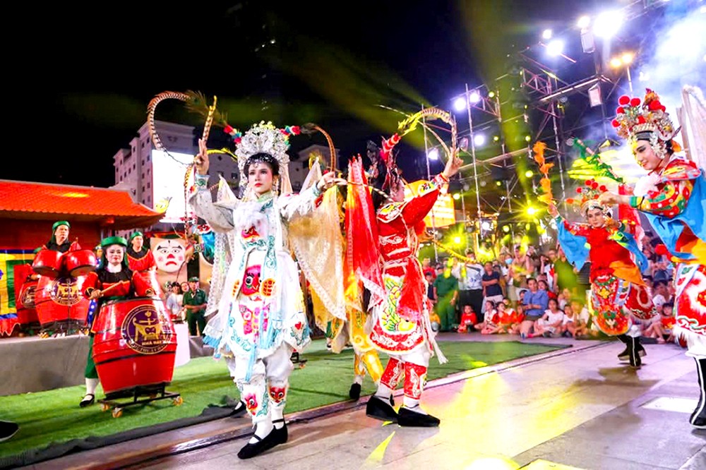 在阮惠步行街举行的“南方音色”节目中的㗰剧表演。