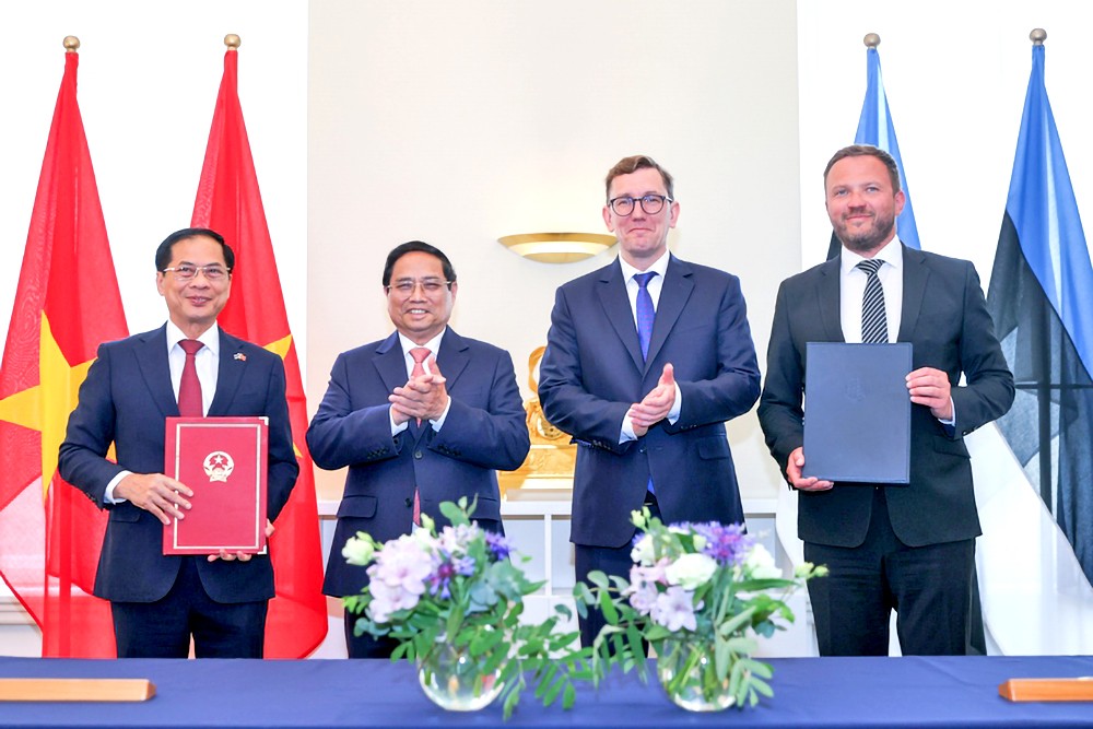 越南政府总理范明政与爱沙尼亚总理克里斯汀‧米哈尔共同出席两国外交部签署合作谅解备忘录仪式。