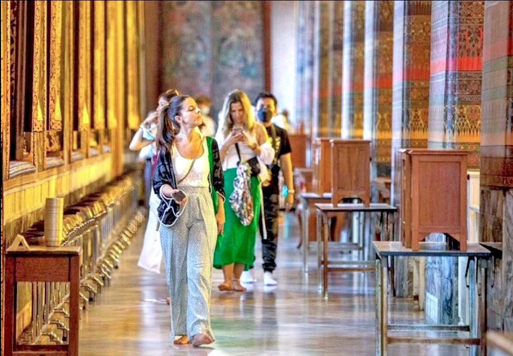 游客参观泰国曼谷卧佛寺。