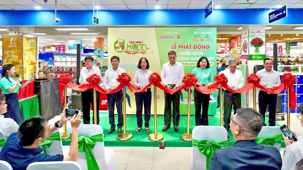 各位代表们为2025年绿色消费举行启动仪式。