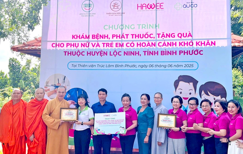 向偏远区贫困妇女和儿童赠医施药 