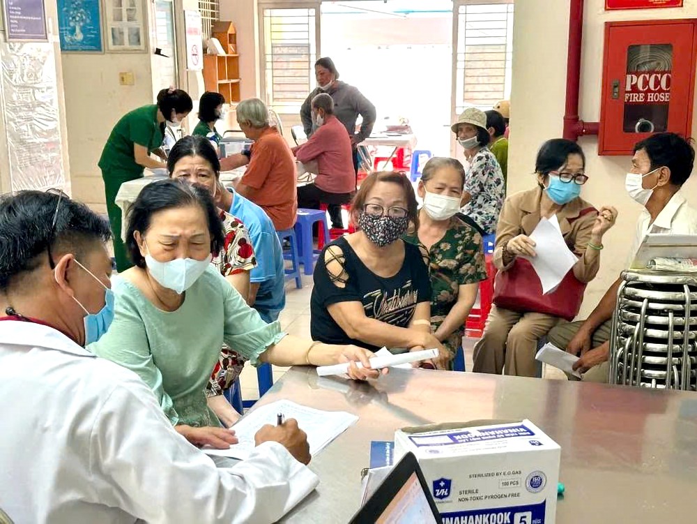 一大早就有许多长者前来做体检。