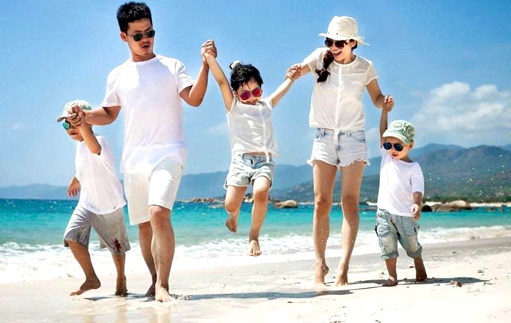 夏季带孩子出游时，应选择通风良好的区域，避免前往人多的地方。