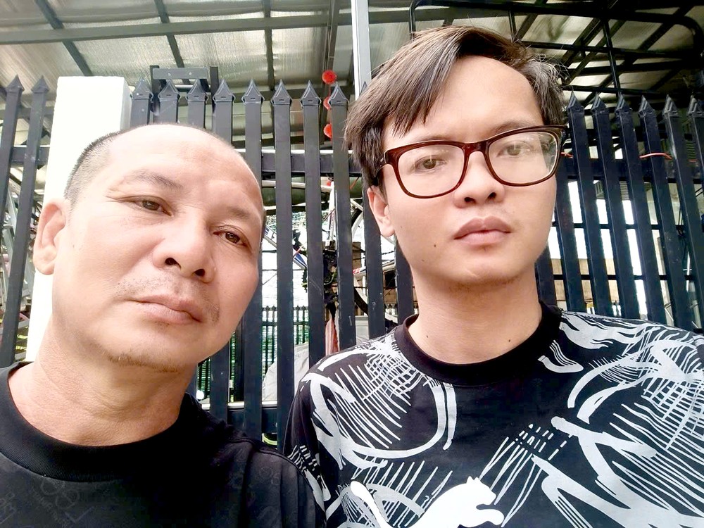 刘志心与父亲合影。