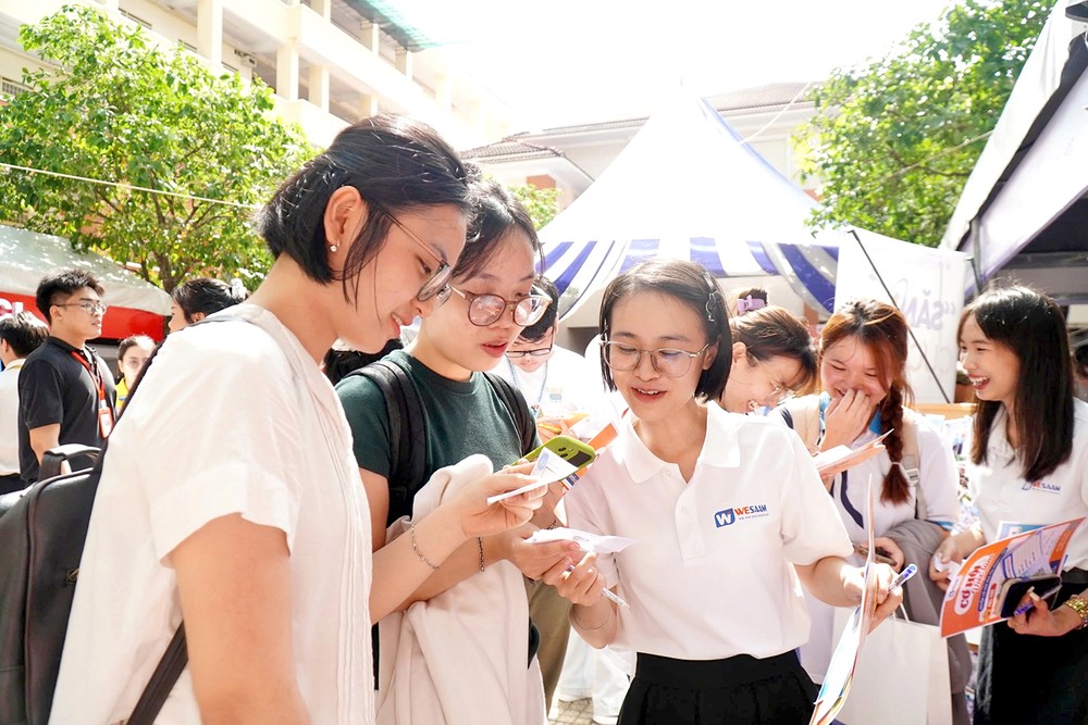 应届毕业生的就业机会较多。