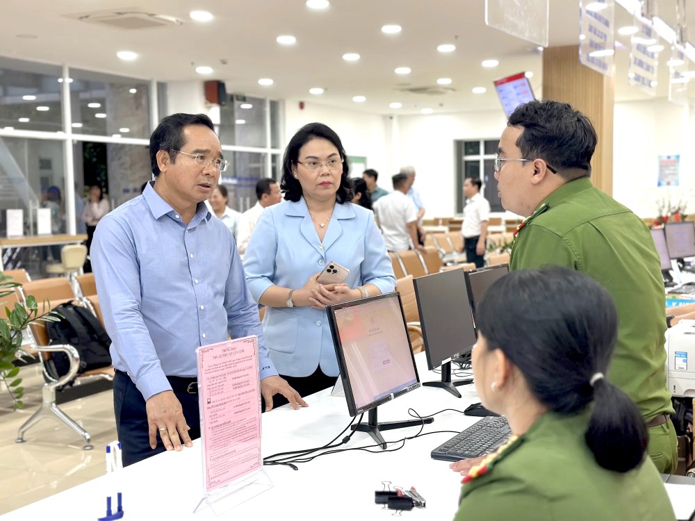 市人委会主席阮文得在第六郡公共行政中心考察身份证签发工作。