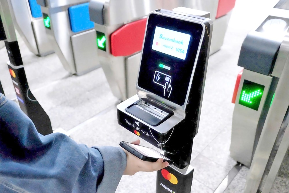 乘客们在滨城地铁站以非现金方式支付车票。