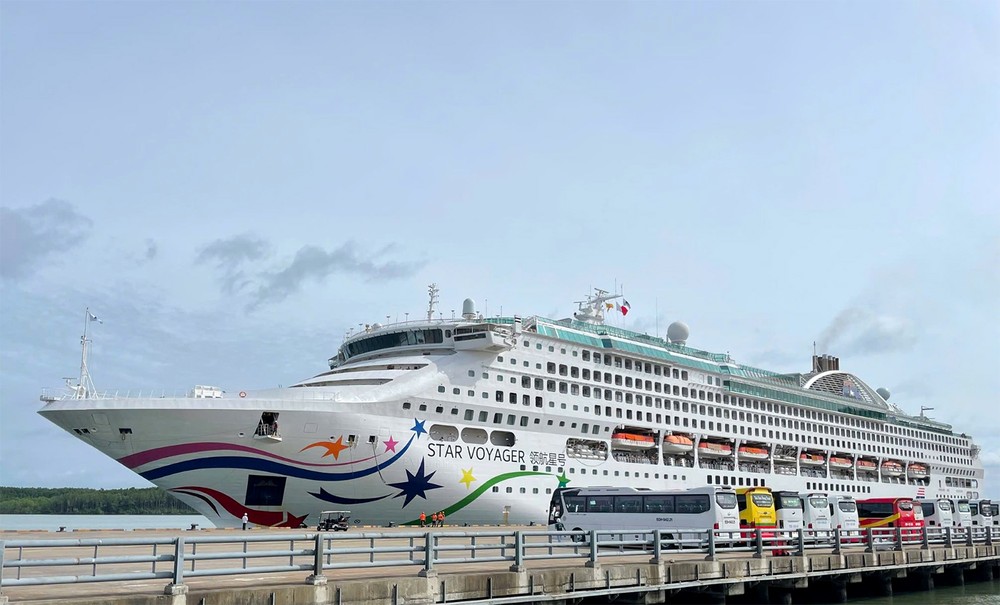 游客可以从富美港搭乘游轮出国