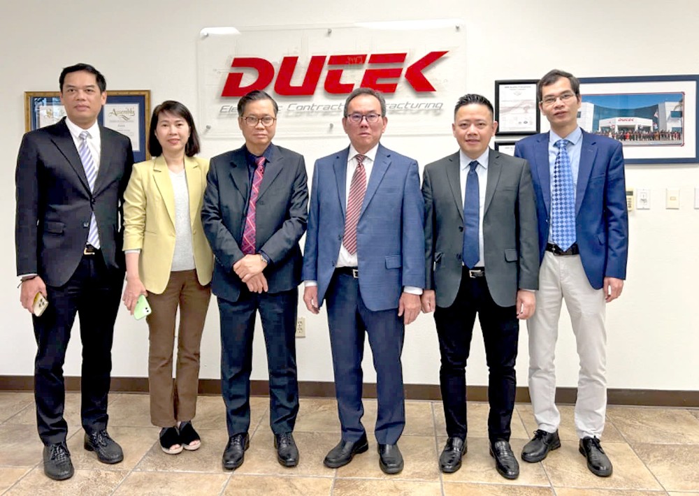 越南驻三藩市总领事黄英俊（左三）与其他官员探访余建强（左四）主理的美国东亚电子集团。