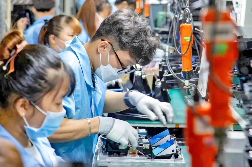 位于市高新技术园区、专产条码扫描器和高新技术感测器的FDI企业Datalogic越南工厂组装电子设备。