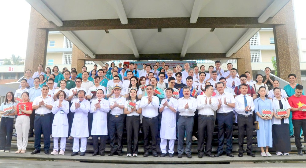 市委副书记阮福禄与执行任务的民事医疗团合影。