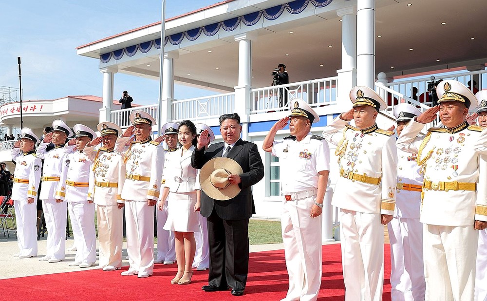 朝侧翻驱逐舰经修复正式下水