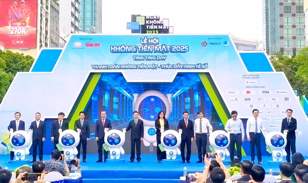 政府副总理胡德福体验非现金支付服务。