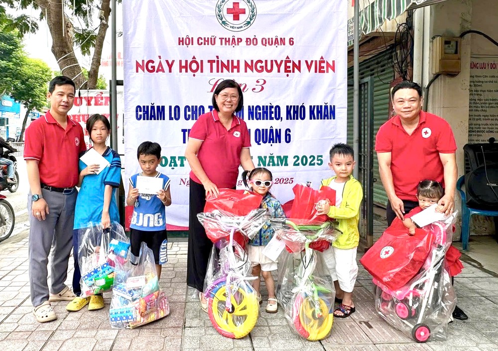 华人热心关怀贫童 传递温暖与希望