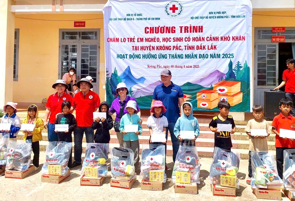 慈善团向各少儿发送礼物。