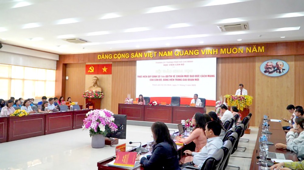 市干部学院举办关于实施第144号《规定》的科学研讨会。