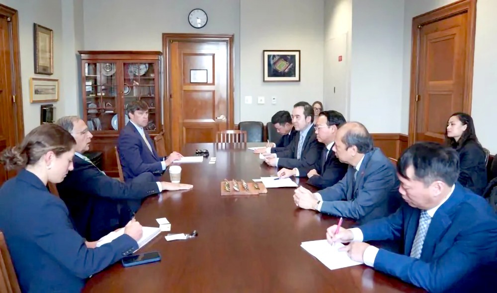 越南农业与环境部代表团于6月5日与美国参议院农业、营养和林业委员会主席约翰‧布兹曼举行会谈。