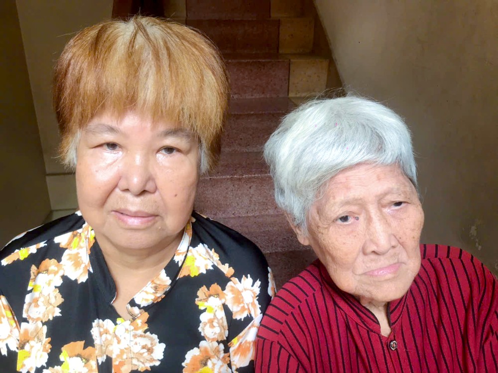 张金和（右）与姊妹冯丽嫦。