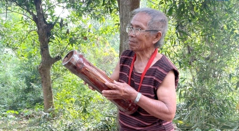 艺人鸟烈与宫戈拉竹琴。