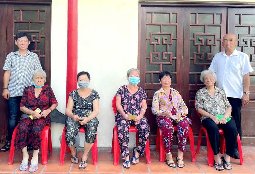 福建二府会馆向孤寡暨高龄乡亲赠送礼物。