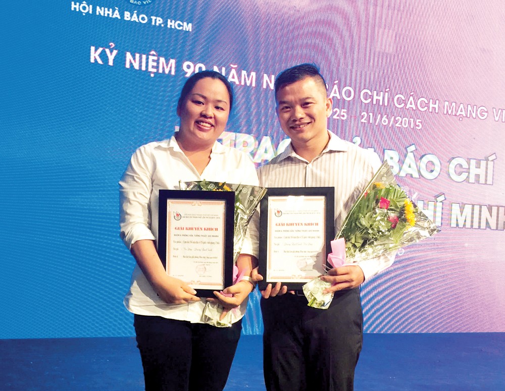 笔者与师兄麒麟（杨迪生）荣获市新闻工作者会颁奖。