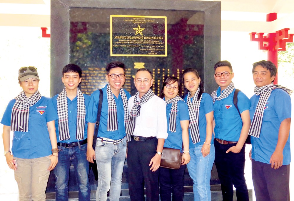 时任本报共青团书记曾原健（左三）组织溯源活动。