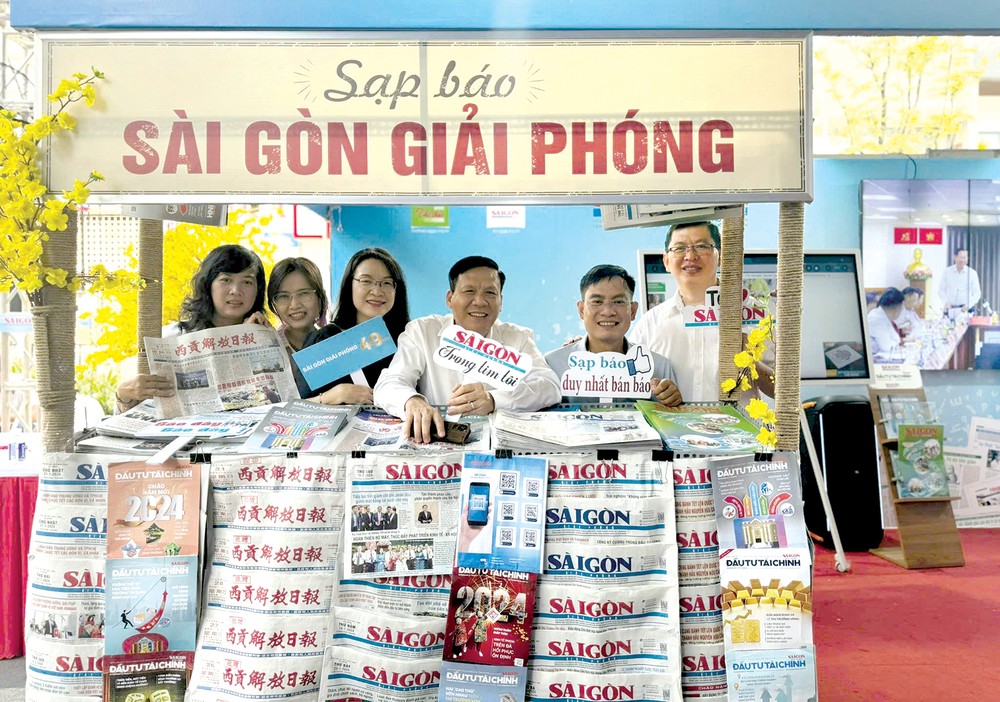 作者与报社领导和同事在《西贡解放报》参加二○二四年全国报刊展的展摊留影。