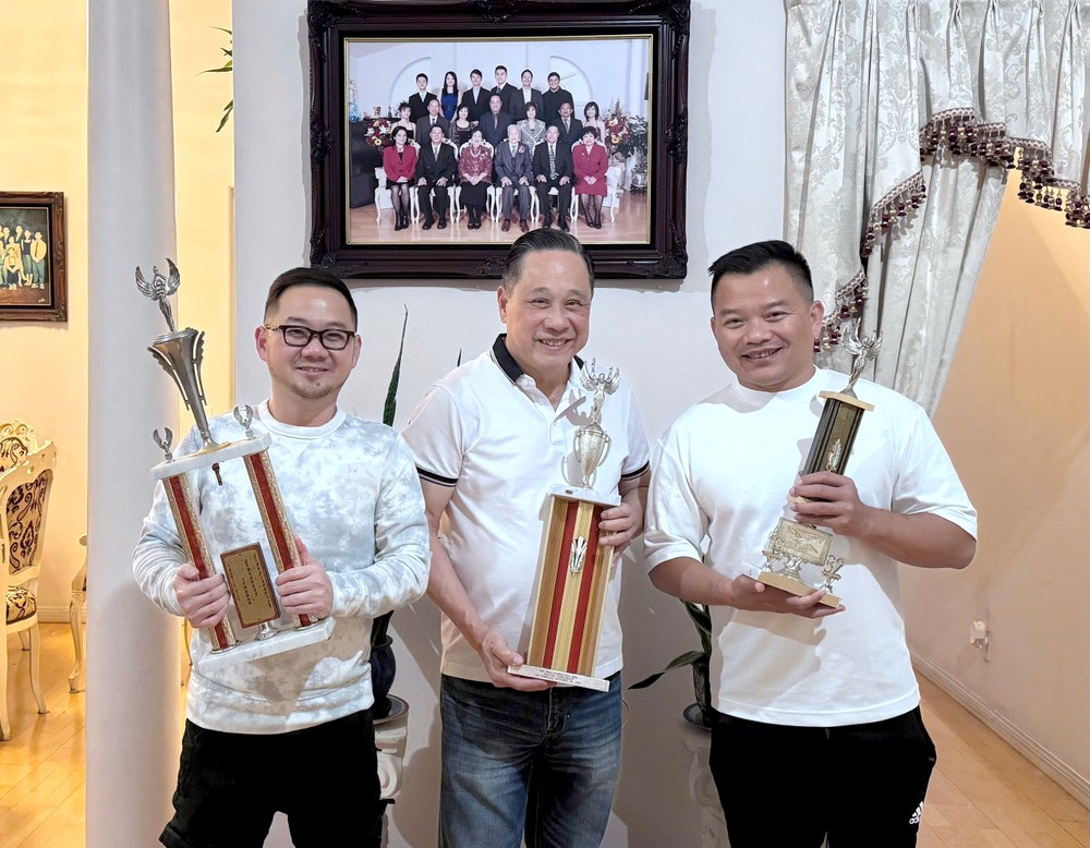 施俊达（中）给笔者捐赠歌赛冠军奖杯。左一为旅美越华歌手翁伟智。